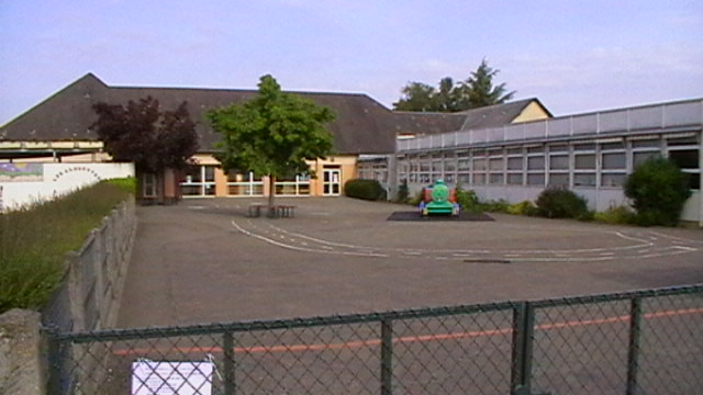 la cour de l'&eacute;cole,sur votre droite les classes grandes sections