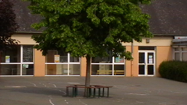 les classes des cp et derri&eacute;re ce  batiment les moyennes sections